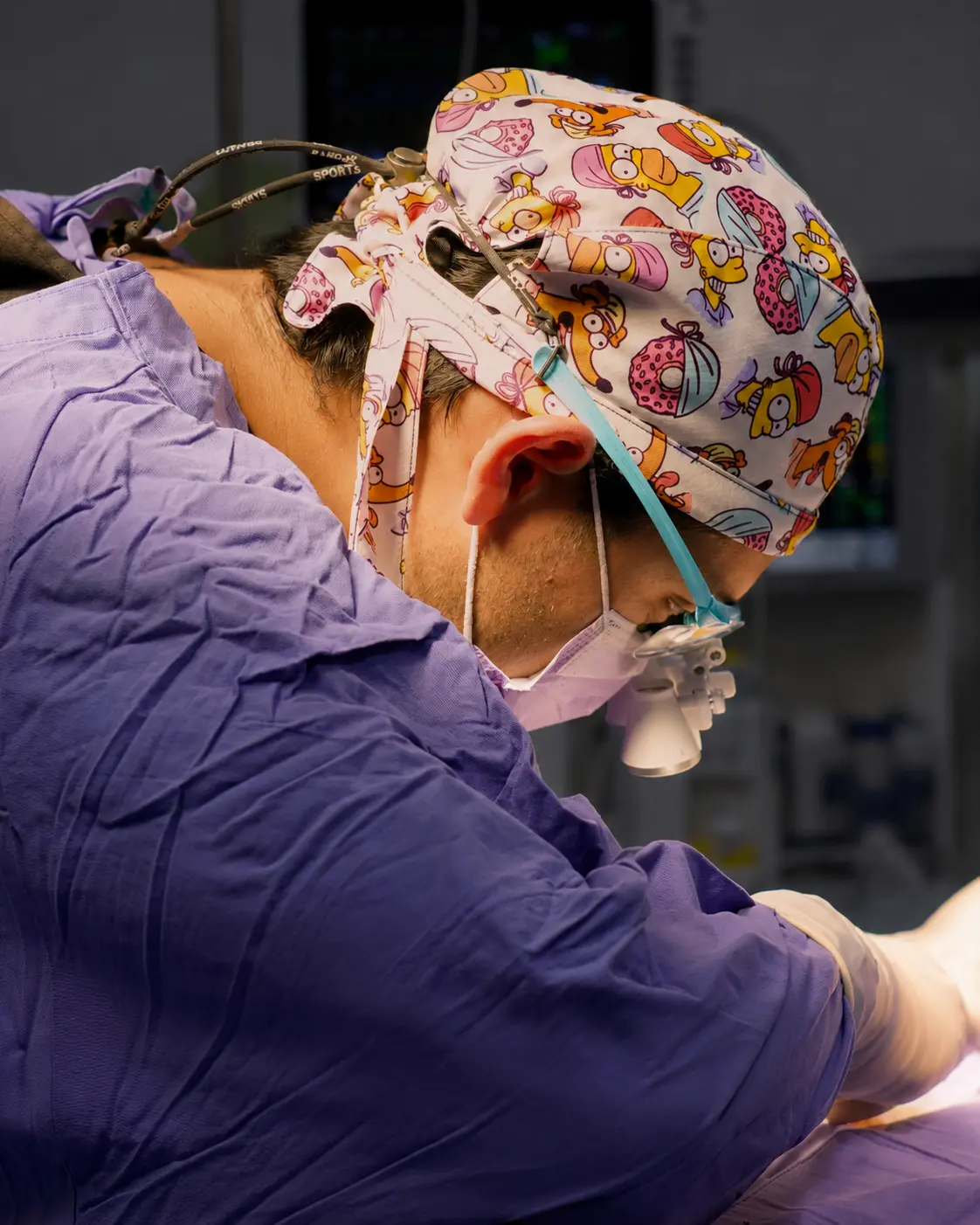 Dr. Carlos Enrique López Betancourt operando en quirófano
